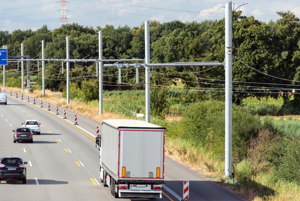 Overhead line vehicle-charging system could substantially reduce emissions from road freight
