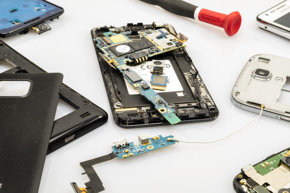 Sustainable smartphones? Modular design promotes do-it-yourself repair to extend device life